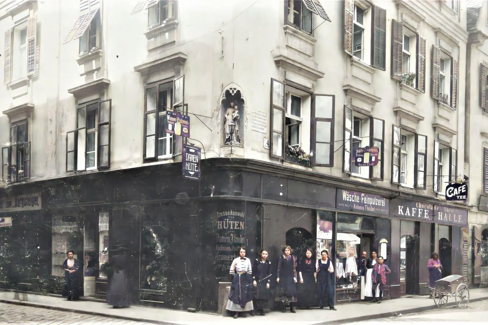 Ein Spezialgeschäft für Damenhüte prägte früher den Eingang zur Albrechtgasse