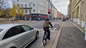 Für Radler geht‘s geradeaus, Autolenker müssen links auf die Tramtrasse ausweichen