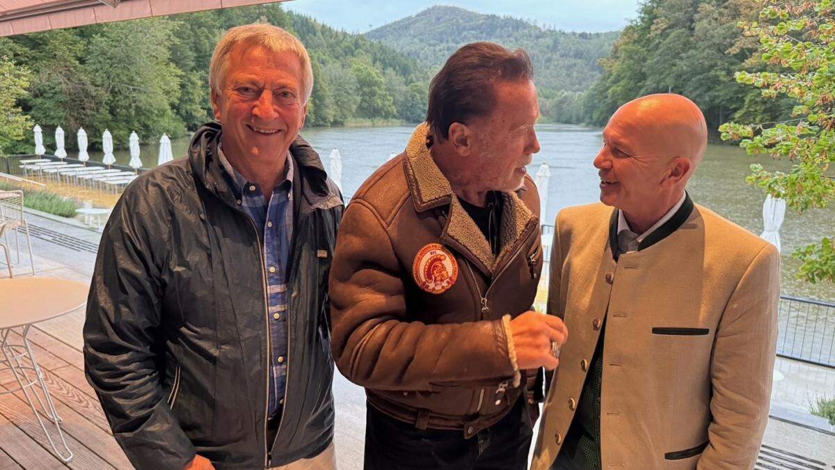 Empfangen wurde „Arnie“ am Thalersee von Freizeit Graz-Geschäftsführer Michael Krainer. Links im Bild: Der Grazer Unternehmer und Kunstsammler Reinhard Diethardt 