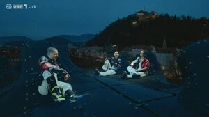 Die georgischen Kandidatinnen und Kandidaten von Bzikebi beim Chillen am Dach des Grazer Kunsthauses