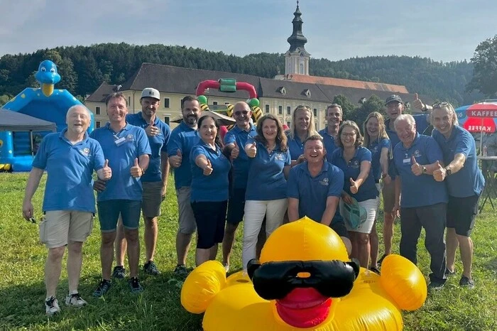 Das Programm, das die ehrenamtlich tätigen Mitglieder des Clubs organisiert hatten, bot auch viel Abwechslung: Neben Schmink- und Malecke, Hupfburg und Spieleparcours sowie Hubschrauberrundflügen gab es  – wegen der Hitze – Wasserspiele.