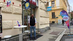 Harald Paulic vor der Trafik in der Nibelungengasse in Graz - bald findet man ihn in Hartberg, die Trafik in Graz wird geschlossen