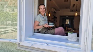 Teresa Lanzer-Robinson wird ihre Kaffeekreationen auch durchs Fenster auf den Karmeliterplatz hinausreichen