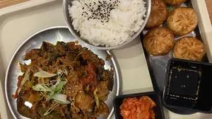 Jeyuk bokkeum mit Reis 