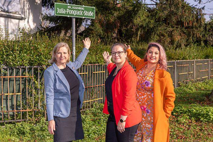 Vizebürgermeisterin Judith Schwentner, SPÖ-Klubobfrau Daniela Schlüsselberger, KPÖ-Klubobfrau Sahar Mohsenzada mit dem neuen Schild