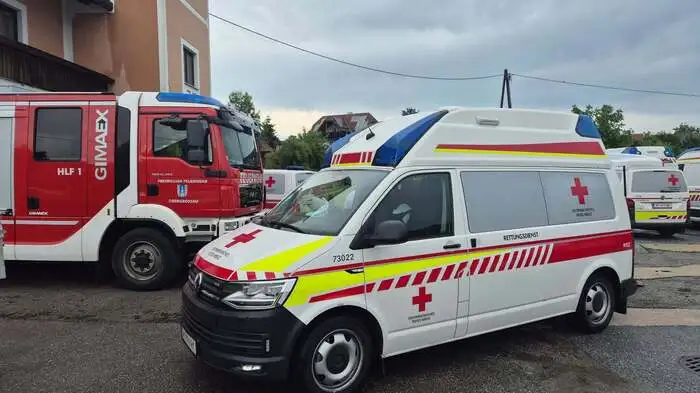 Die FF Obergroßau stellte ihr Feuerwehrhaus inkl. einiger Kameradinnen und Kameraden zur Unterstützung der Polizei und des Roten Kreuz zur Verfügung 