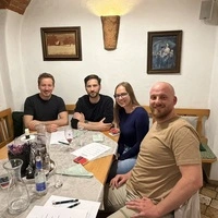 Stefan, Fabian, Renata und Michael: Fremde verbrachten einen Abend gemeinsam im Lendplatzl. Wieso das immer mehr Menschen tun