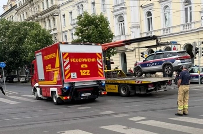 Das Fahrzeug der Polizei wurde abgeschleppt