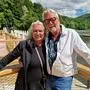 Restaurantbetreiber Florian Bollen mit seiner Frau Silvia auf der neuen Holzterrasse. Im Hintergrund die Seebühne
