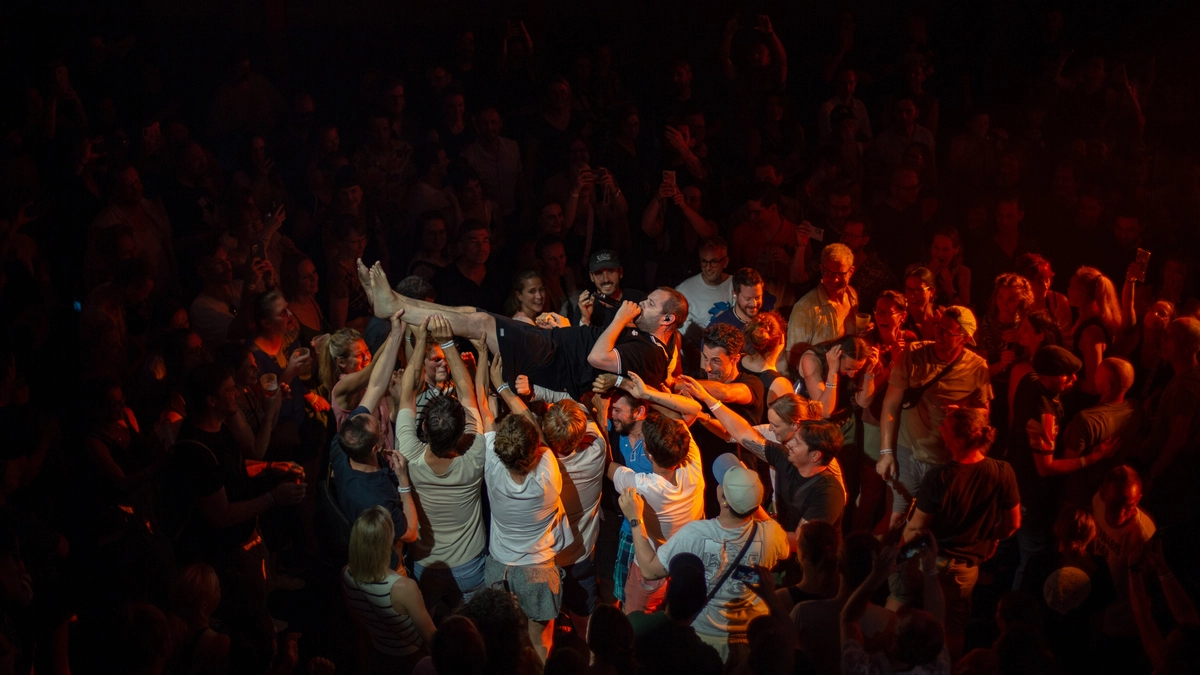 Der Brite beim Crowdsurfing im Orpheum | Das Publikum trug Mike Skinner auf Händen