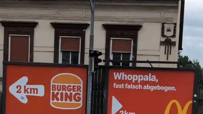 2025: In der Liebenauer Hauptstraße taucht plötzlich ein Plakat von „Mäki“ neben jenem von Burger King auf