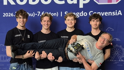 Das siegreiche Team „B.Robots Seniors“ der HTL Bulme Graz-Gösting (Thomas Rauch, Florian Wiesner, Vincent Rohkamm, Paul Charusa) mit Mentor und Bulme-Lehrer Peter Frauscher