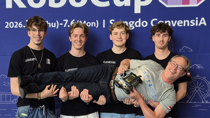 Das siegreiche Team „B.Robots Seniors“ der HTL Bulme Graz-Gösting (Thomas Rauch, Florian Wiesner, Vincent Rohkamm, Paul Charusa) mit Mentor und Bulme-Lehrer Peter Frauscher