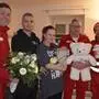 Wiederbesuch in Kalsdorf: Die Eltern Michelle und Patrick mit Sohn Emilio und der Rettungsmannschaft (v.l.n.r.: Mario, Mario und Jan)