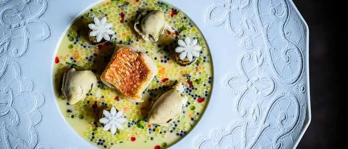 Rotbarbe mit Austern, Osietra- und Saiblings-Kaviar in der „Goldenen Birn“