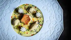 Rotbarbe mit Austern, Osietra- und Saiblings-Kaviar in der „Goldenen Birn“