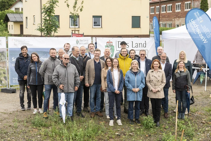 Projektbeteiligte und politische Vertreter bei der offiziellen Eröffnung am Mittwoch