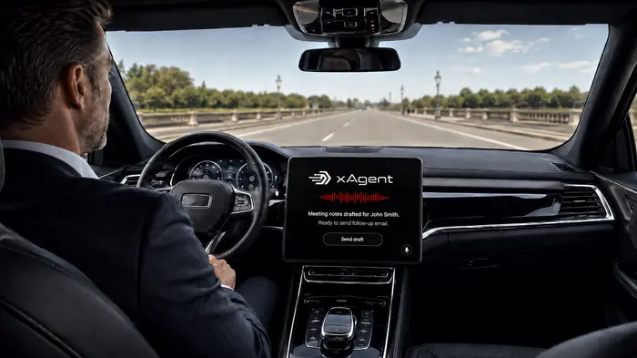 Ein Geschäftsmann im sitzt in einem Auto und spricht per Freisprechanlage mit dem KI-Chatbot.