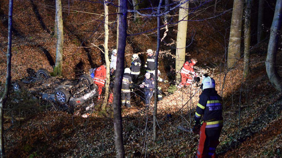 Glück im Unglück: Das Auto blieb im Graben am Dach liegen, der Lenker konnte sich aber selbst befreien