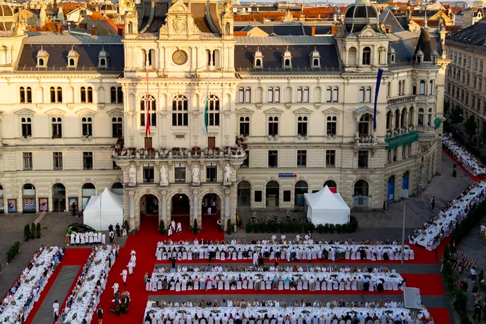 Ein roter Teppich wurde am Hauptplatz und in der Schmiedgasse verlegt