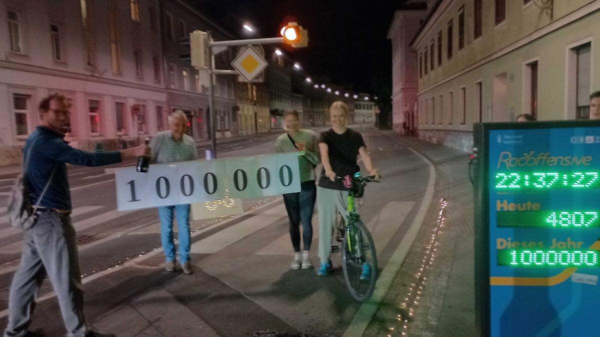 Mitglieder von „MoVe it Graz“ haben Montagabend die millionste Radlerin an der Rad-Zählstelle Keplerbrücke überrascht