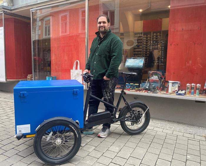 Ins Lager kommen die Waren per Lkw, in der Stadt setzt Feiertag für den Transport auf sein Lastenrad