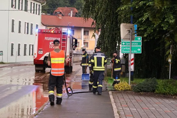 Die Einsatzkräfte waren gefordert. Bis in die Nachtstunden standen 20 Wehren mit 230 Mann im Einsatz. 