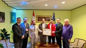 Mitglieder des bosnischen Vereins bei der Spendenübergabe ans Rote Kreuz, mit Bezirksvorsteher Helmuth Scheuch (in der Mitte)