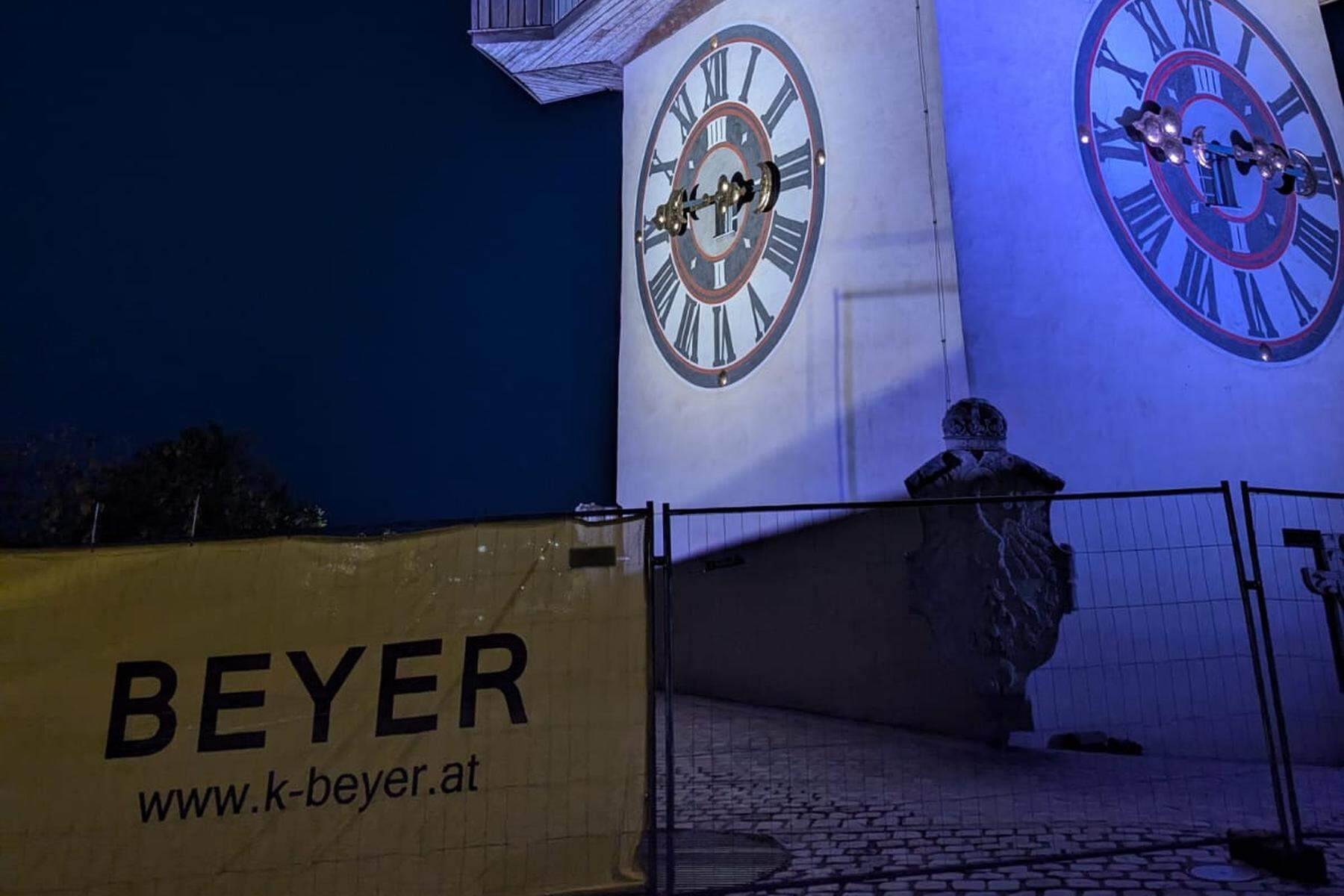 Lebensgefahr durch lockere Dachziegel: Uhrturm gesperrt