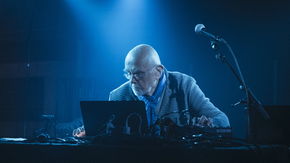 Roedelius beim Elevate-Abschlusskonzert im Grazer Dom