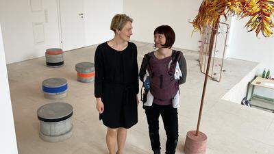 Nicole Pruckermayr und Christina Helena Romirer (samt Baby Levi) in der Ausstellung im Green Tower