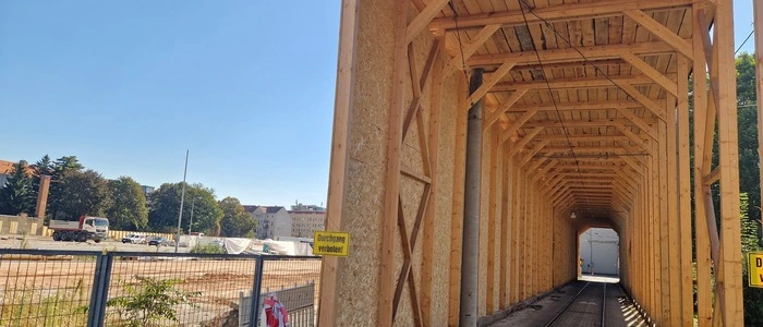 Dieser „Holztunnel“ wurde errichtet, um die Schienen und die darauf fahrenden Bimgarnituren während der Abbrucharbeiten nebenan zu schützen
