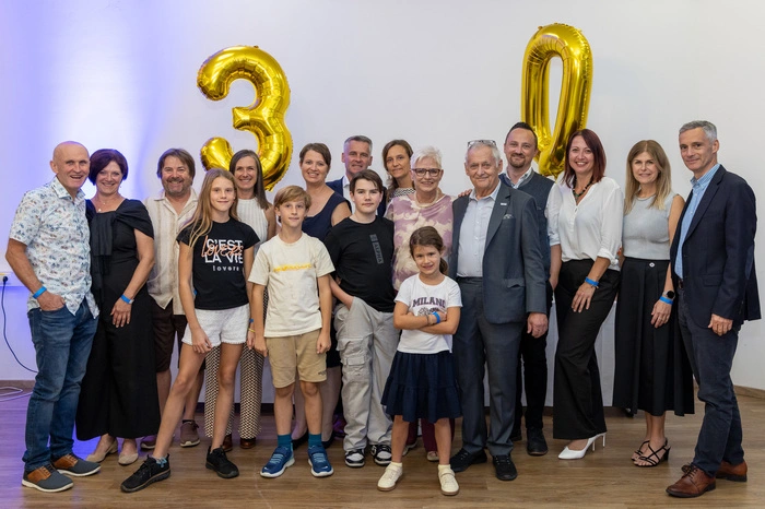 Heute ist das Novapark Flugzeughotel Graz auf 14.000 m2 Gästefläche der größte Gastgeber der 
Steiermark, der alles unter einem Dach bietet. 22 flexible Seminar- und Kongressräume, 165 Zimmer, 
3.000 m2 Wellnessbereich, 350 Parkplätze ...