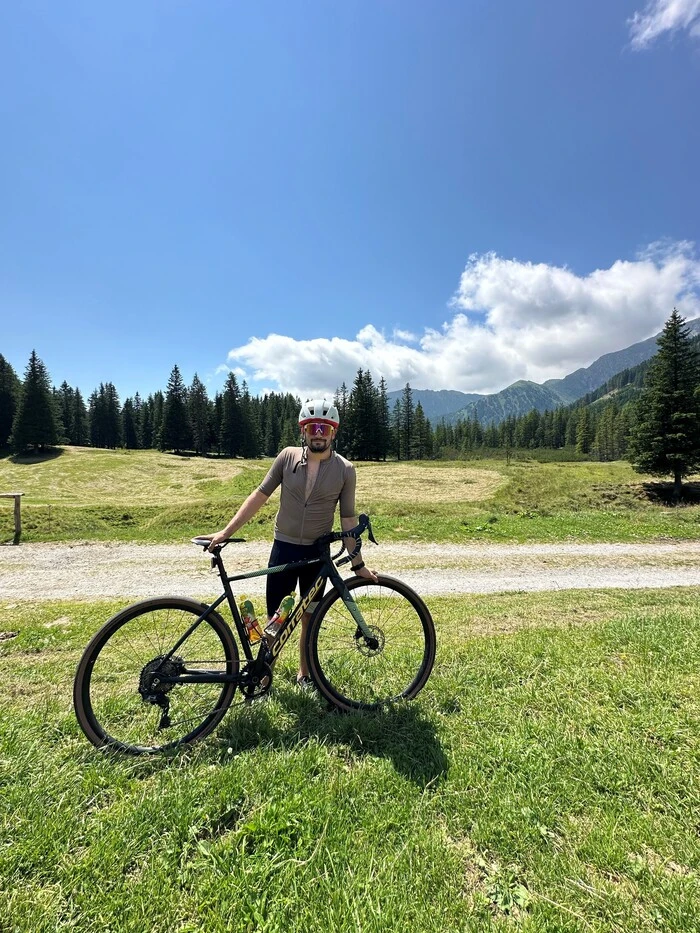 Foto zeigt Sodamin mit seinem Fahrrad, unterwegs in den Bergen