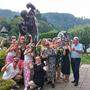 Das Kindergartenteam beim Schwarzenegger-Museum mit Peter Urdl