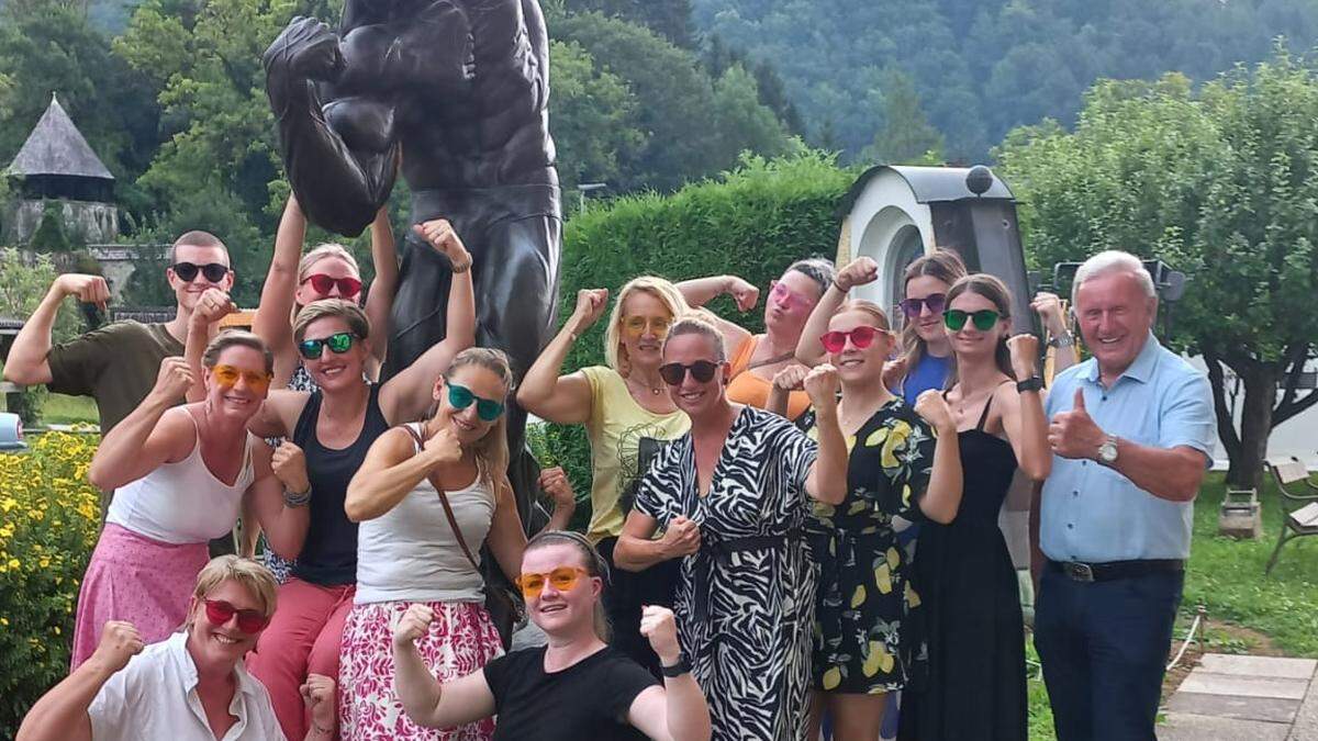 Das Kindergartenteam beim Schwarzenegger-Museum mit Peter Urdl