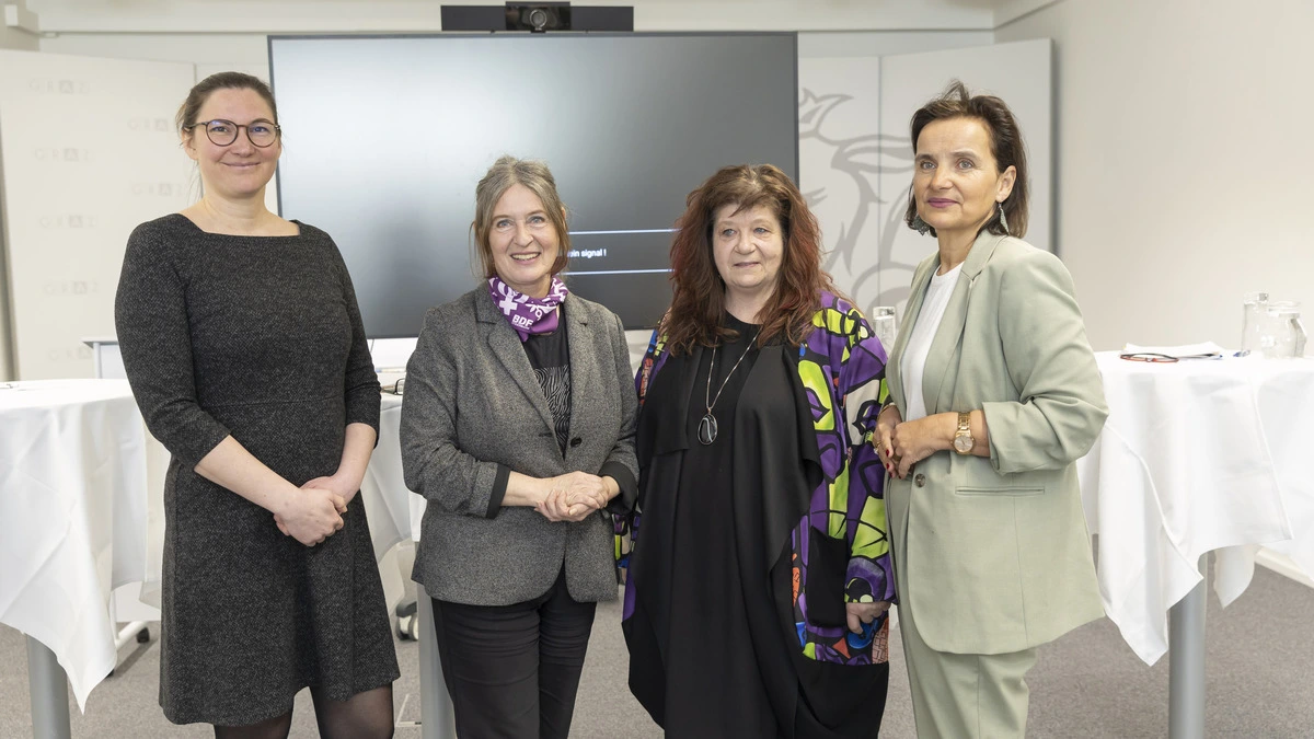 Tina Kopinits (Leiterin der Lerncafés und Lernbars der Caritas Steiermark), Bürgermeisterin Elke Kahr, Doris Kirschner (Leiterin des Referats Frauen & Gleichstellung), Bernadette Pöcheim (AK-Leiterin der Abteilung Frauen & Gleichstellung)