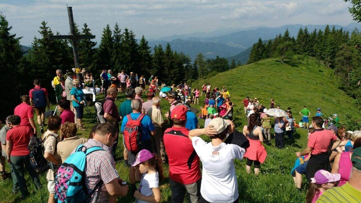 Die traditionelle Gipfelkreuzmesse am Hoaterberg wird heuer zu Pfingsten zum 50. Mal gefeiert. 