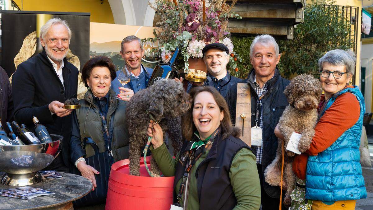 Riegler, Hutter, Hardt-Stremayr, Perna, Luttenberger, Weissenbrunner und Sauseng mit zwei Trüffelhunden