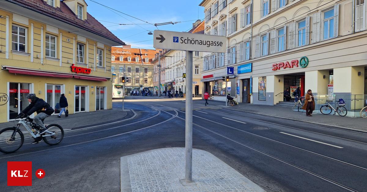 Hinweistafel-beim-Jakominiplatz-steht-mitten-auf-einer-Verkehrsinsel-Hatten-ein-Platzproblem-
