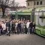 Das Ankünder-Team mit der grünen Straßenbahn zum 100. Geburtstag | 100 Jahre Ankünder: Das Team um die beiden Geschäftsführer Bernd Schönegger und Dieter Weber