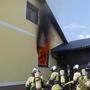 Als die Berufsfeuerwehr Graz an der Einsatzstelle ankam, war das Fenster bereits geborsten, die Flammen breiteten sich nach außen aus