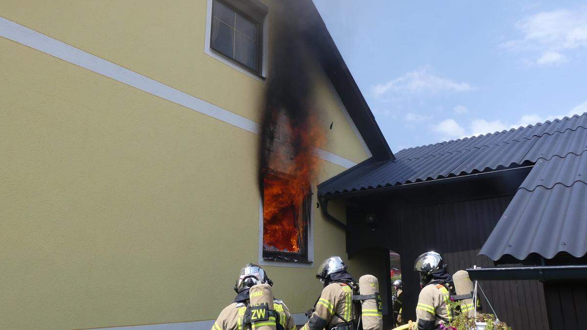 Als die Berufsfeuerwehr Graz an der Einsatzstelle ankam, war das Fenster bereits geborsten, die Flammen breiteten sich nach außen aus