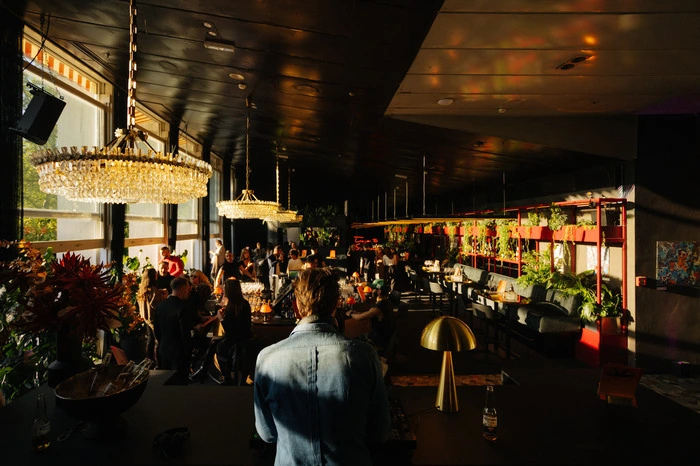 Dort dreht sich alles um den frühen Abend, um Sundowner-Drinks und ein kleines Essen in Form von Sandwiches und Toasts