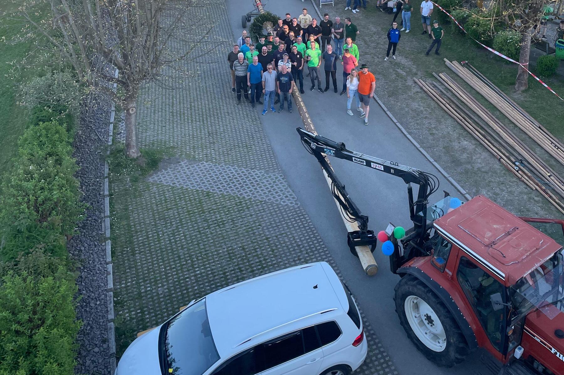 Loch zugeparkt: Großes Maibaum-Aufstellen musste verschoben werden
