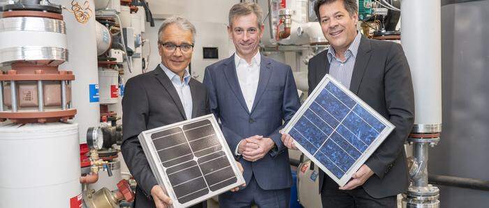 Boris Papousek und Werner Ressi von der Energie Graz sowie Baudirektor Bertram Werle