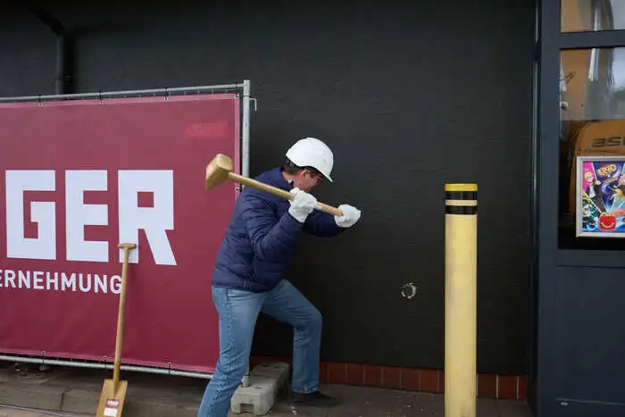 Februar 2026: Erster offizieller Hammerschlag für den Abriss des alten Baus durch Daniel Boaje (Geschäftsführer DBO Gastronomie GmbH / McDonald’s Graz)