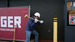 Erster offizieller Hammerschlag durch Daniel Boaje (Geschäftsführer DBO Gastronomie GmbH / McDonald’s Graz)