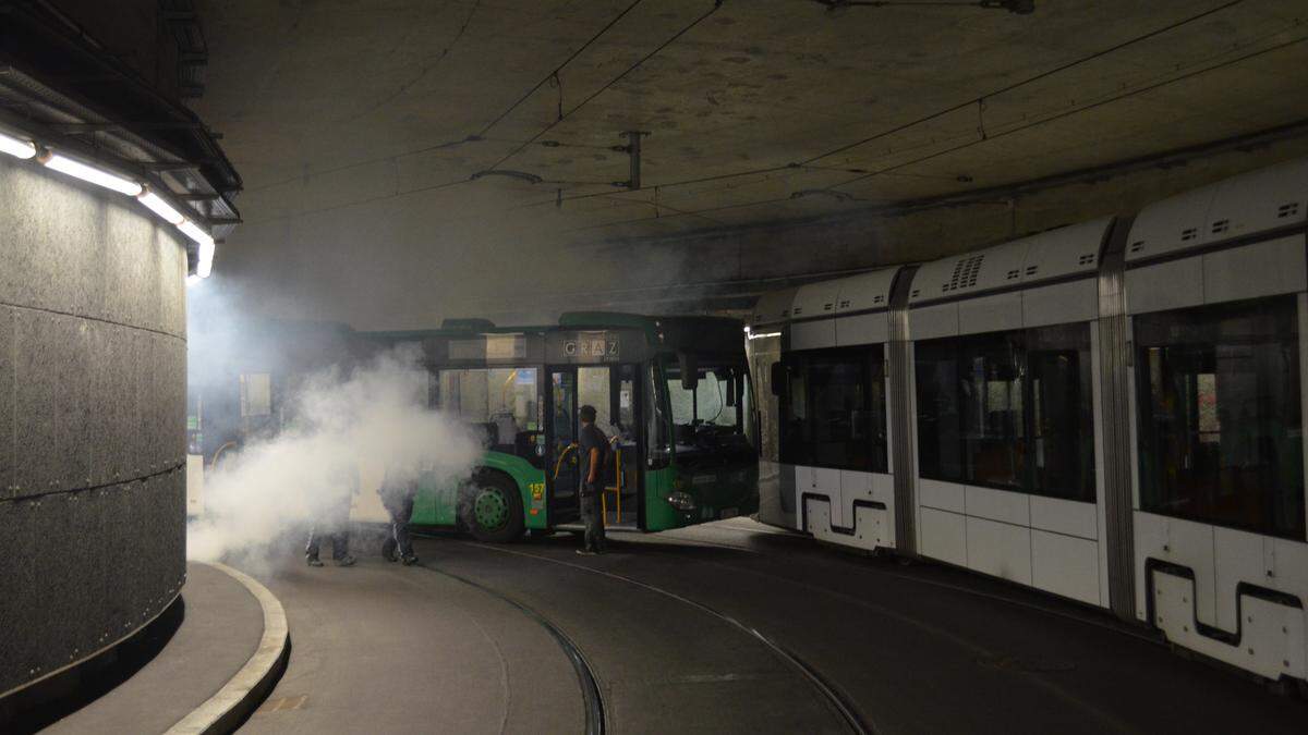 Archivbild der letzten Notfallübung im Jahr 2016: Auch hier kollidierten ein Bus und eine Bim in der Unterführung