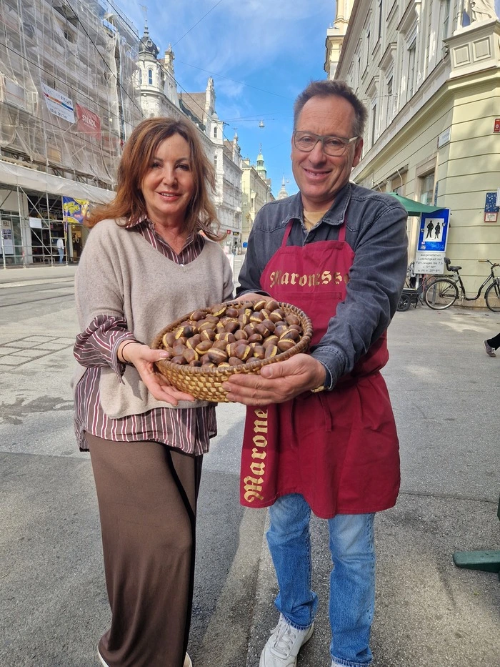 Cvetka Stockinger mit ihrem Mitarbeiter Agron am Eisernen Tor